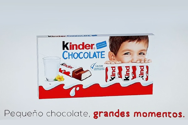 Niño en paquete de chocolates Kinder